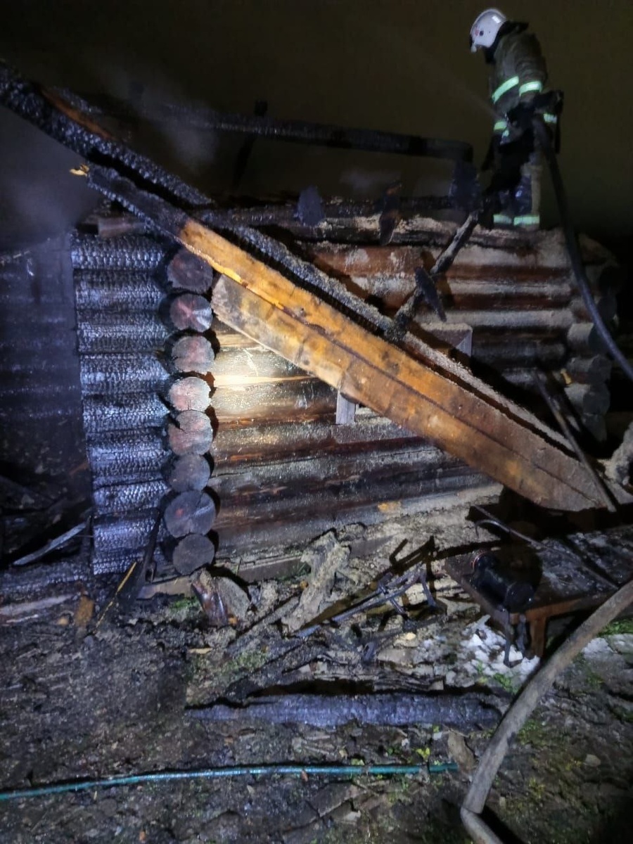    Бревенчатая баня горела в вепсском селе в Карелии© Госкомитет Карелии по безопасности