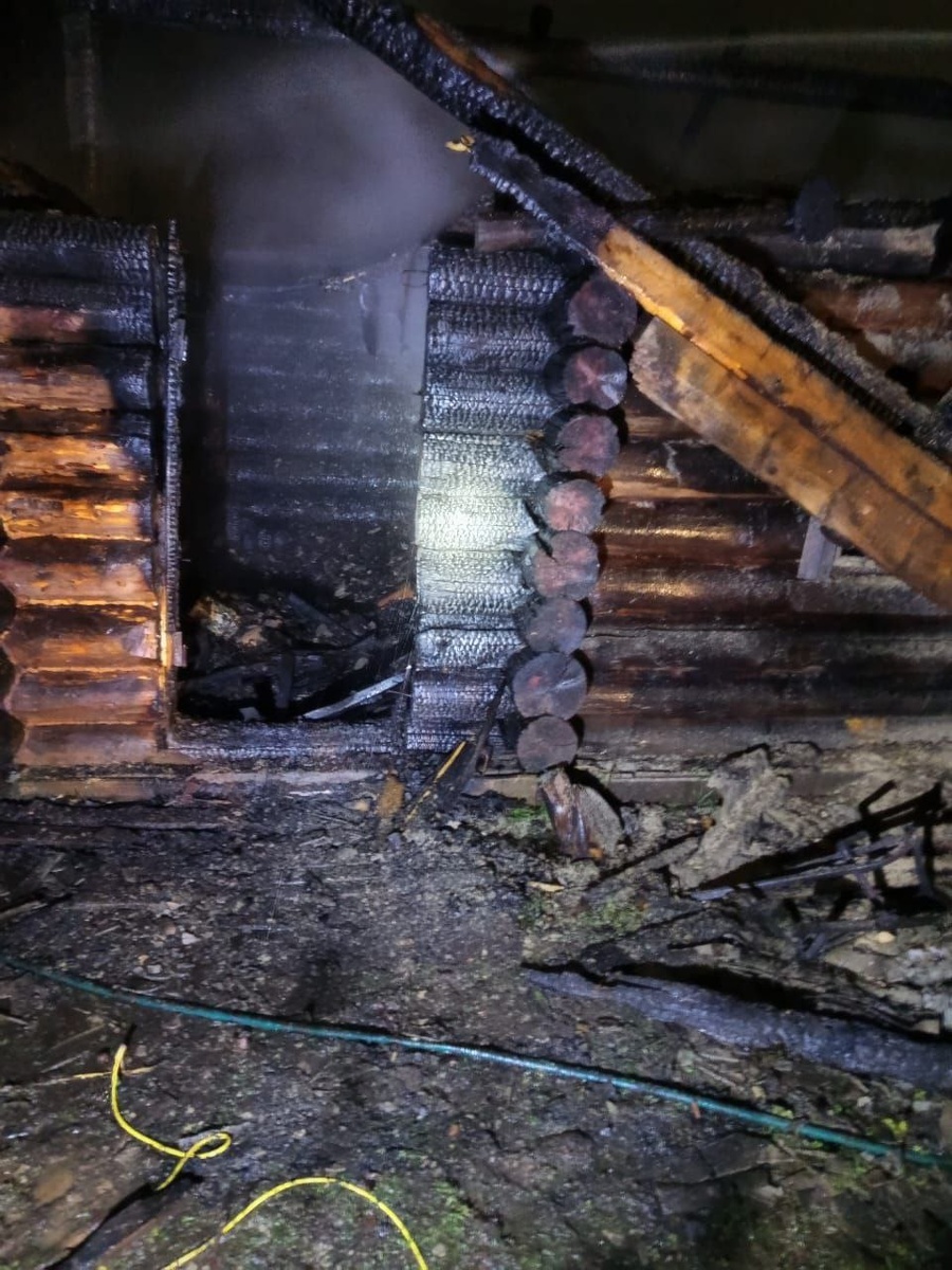    Бревенчатая баня горела в вепсском селе в Карелии© Госкомитет Карелии по безопасности