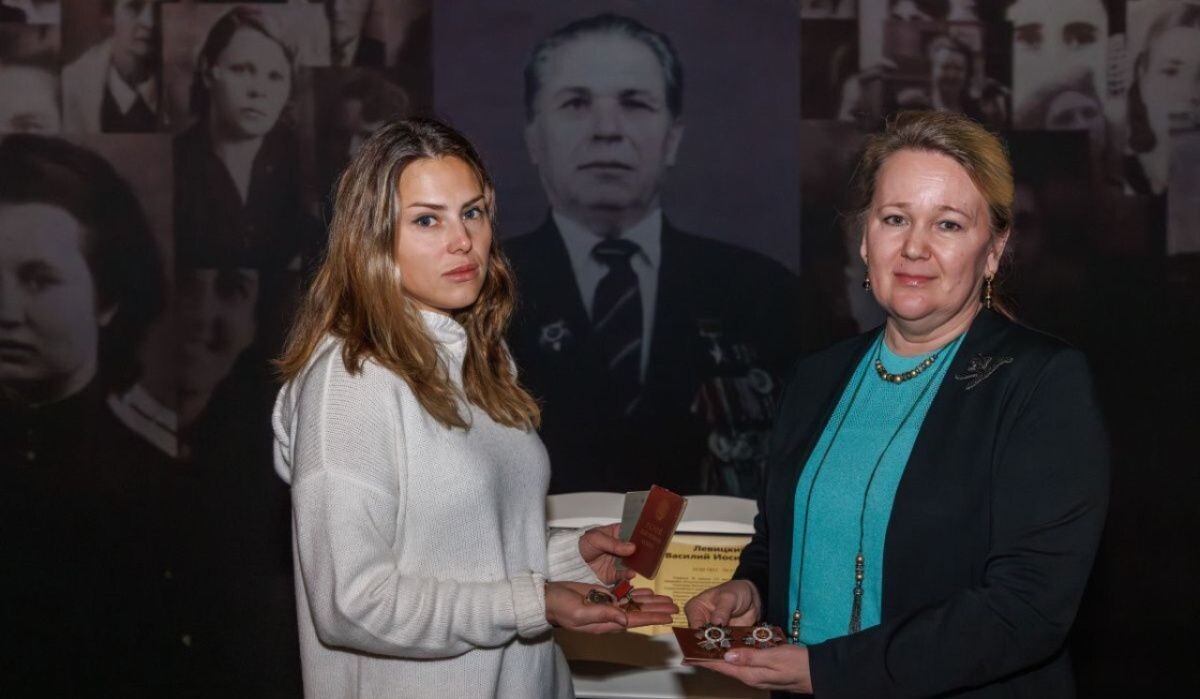     Передача в дар Музею Победы наград Героя СССР Источник: victorymuseum.ru Автор фото: Пресс-служба Музея Победы