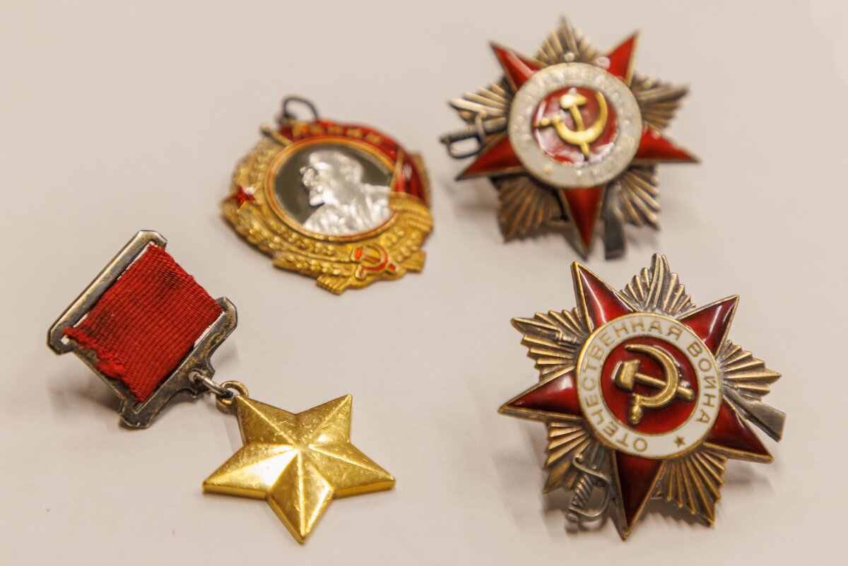    Награды Героя Советского Союза переданы в дар Музею Победы