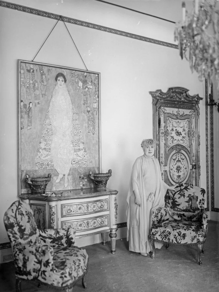 Серена Ледерер с портретом дочери, 1930