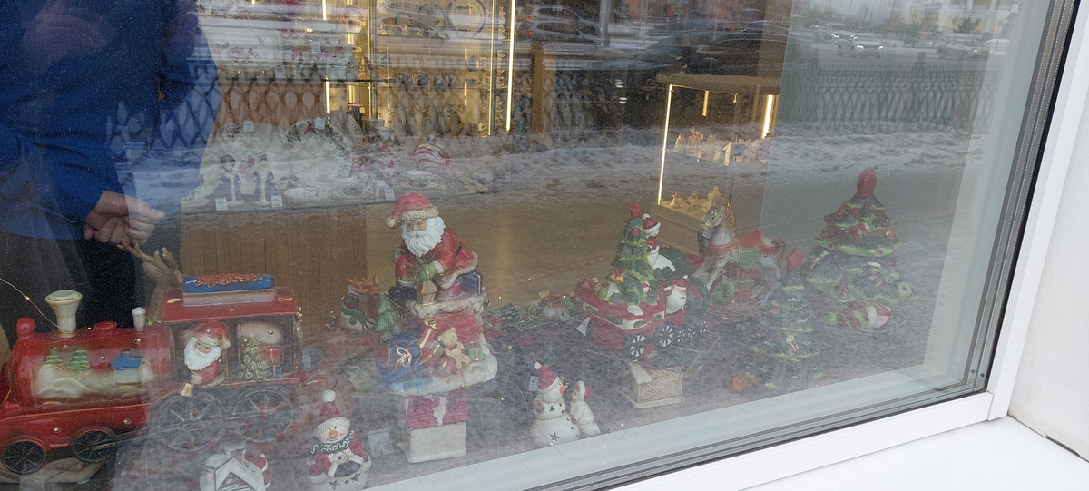 Охранник повернулся ко мне спиной: я ему , кстати, рукой помахала. А , пускай, думаю, посчитает меня за городскую сумасшедшую с телефоном у витрины. Мне интересно и отлично.