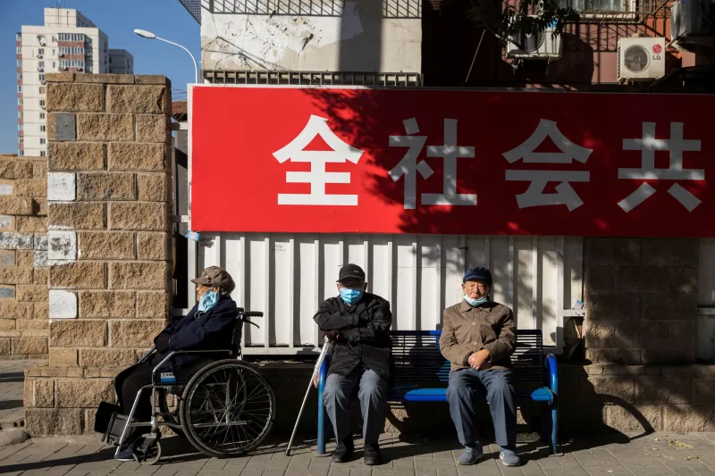 Сидя на улице в час пик в Пекине, ноябрь 2020 г. Томас Питер / Рейтер.