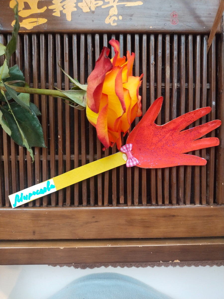 Подарки подвезли) Сын сам купил розу, сказал, что она как огонь! Написал письмо ещё, но его публиковать не буду. Дочка сделала ладошку в саду. Потом они, конечно, знатно вынесли мне мозг, но оно того стоило😂