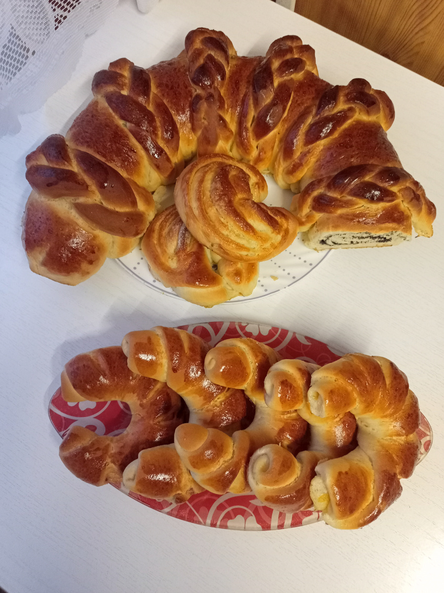 Маковый рулет и рогалики с конфитюром