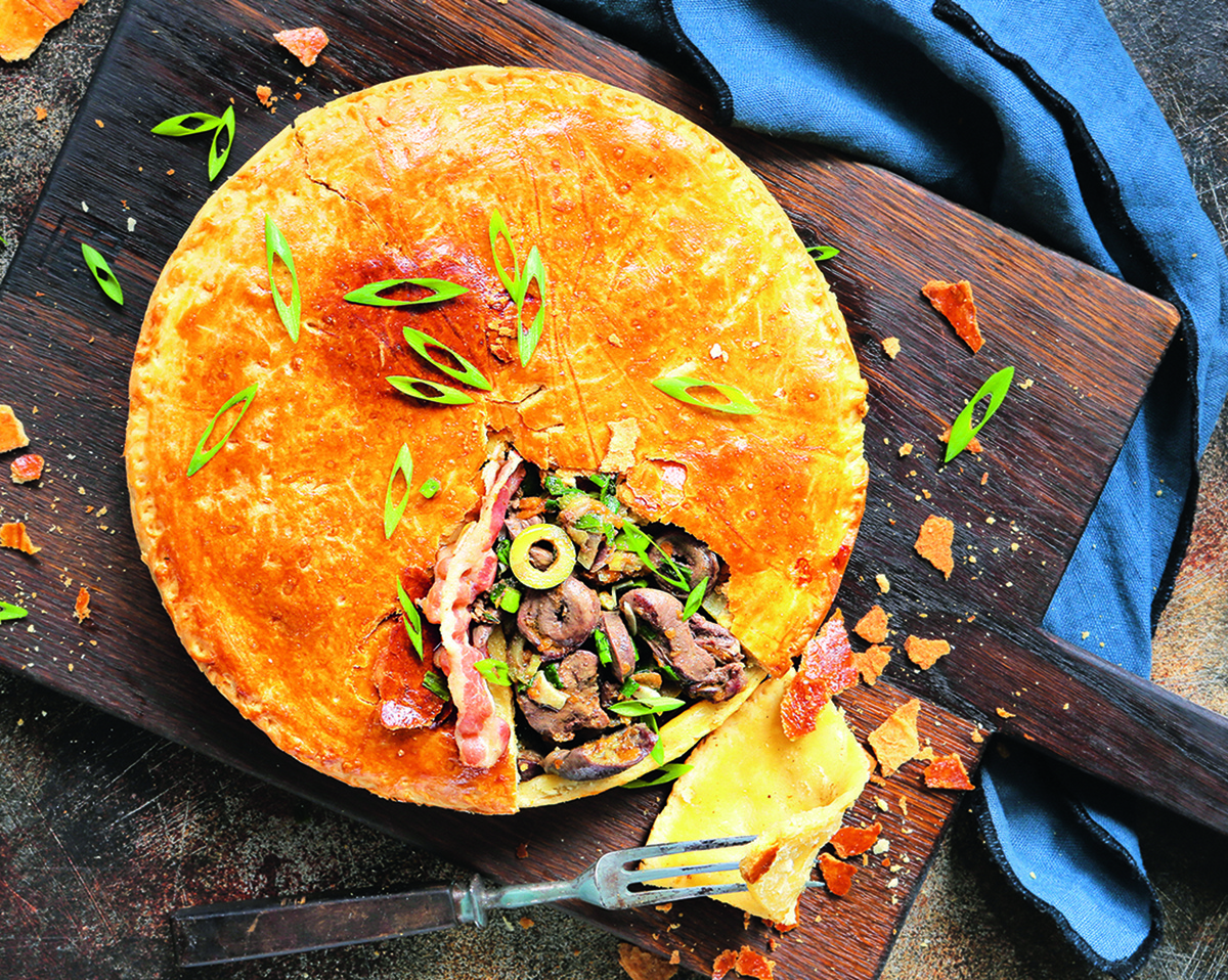 Закрытый пирог с зелёным луком и потрошками