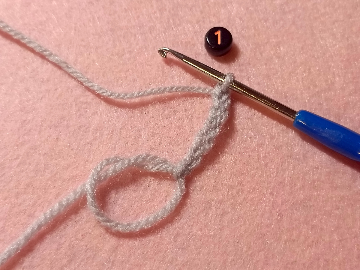 Петля амигуруми и 6 воздушных петель.