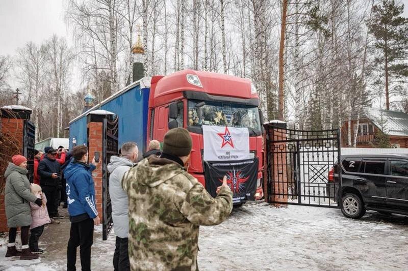    Сайт губернатора Свердловской области. Провожают гуманитарный груз