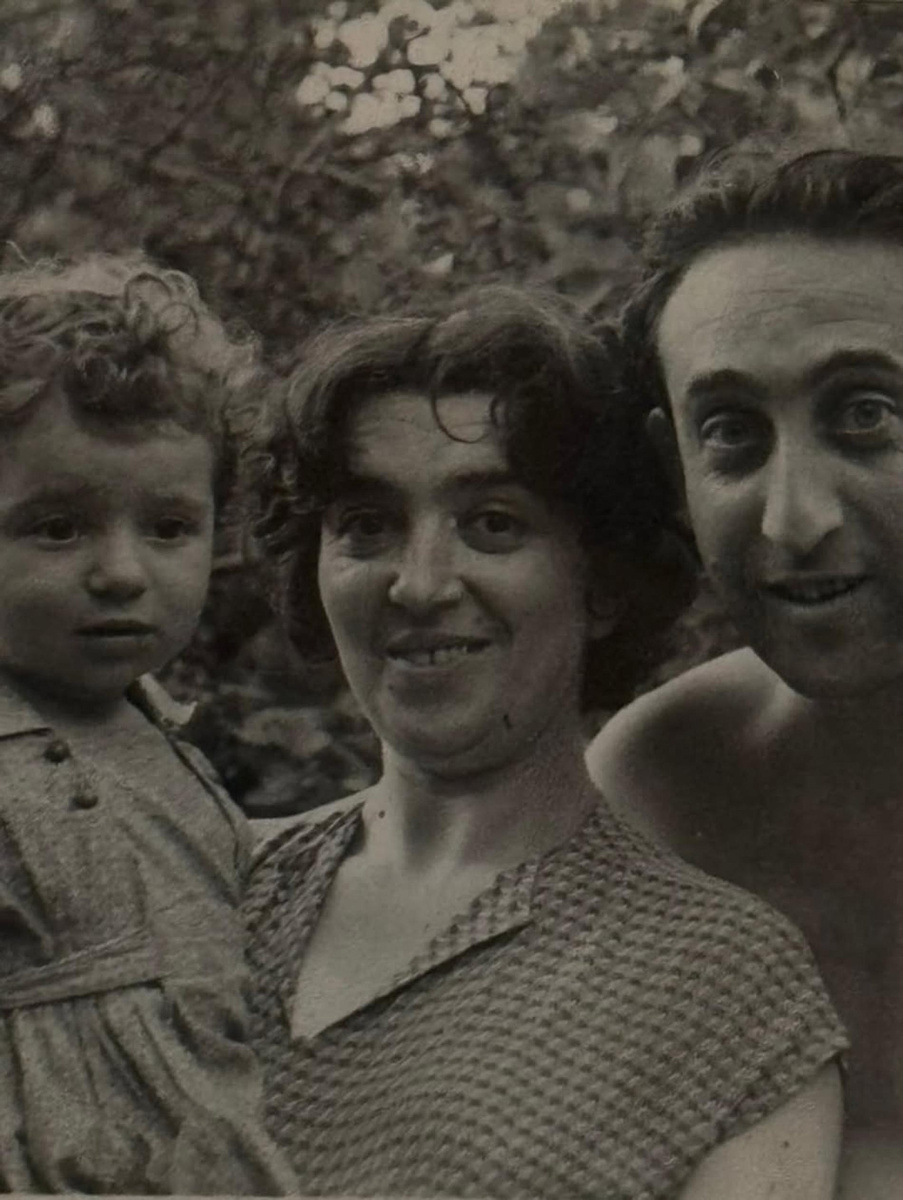    Симона Юнусова с родителями. Фото: Инстаграм (запрещён в РФ) @simona280