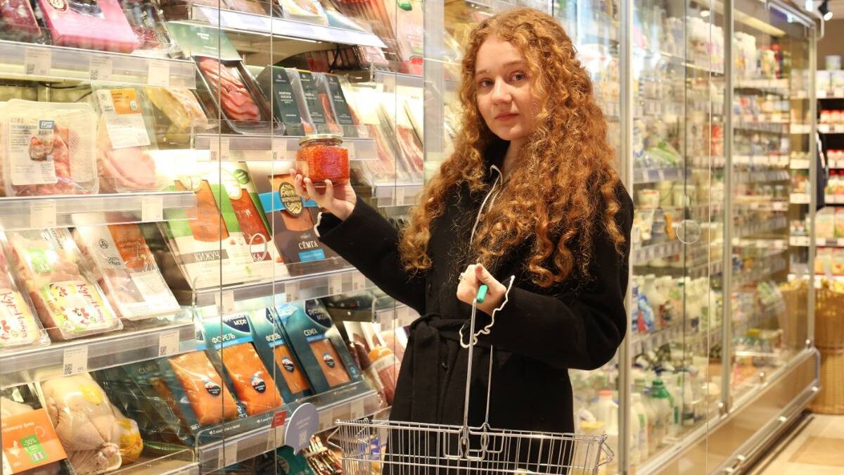    Москвичка Валерия Михайловская выбирает икру в одном из магазинов столицы / Фото: Наталья Шатохина / Вечерняя Москва