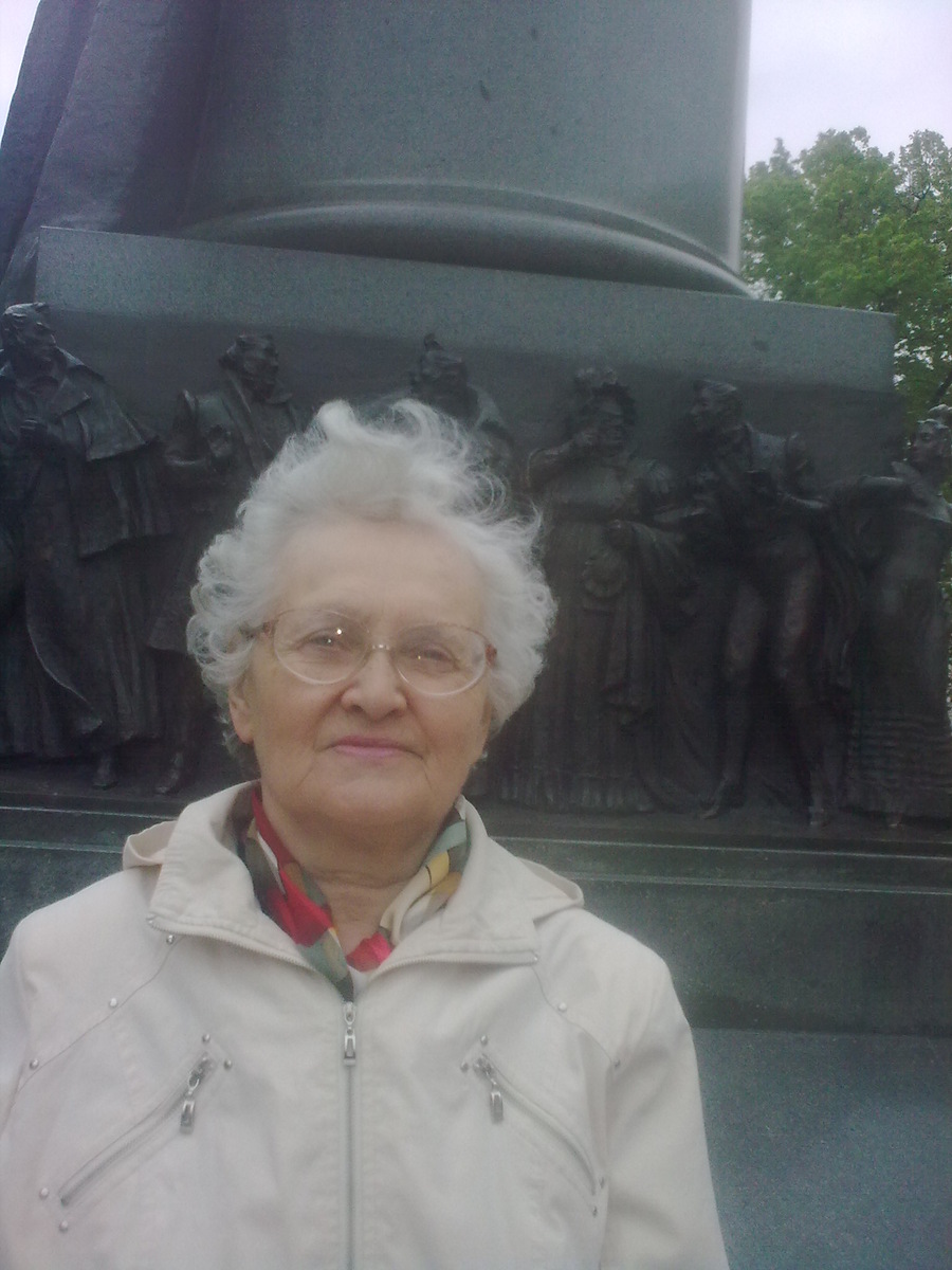 Мама во время приезда ко мне в гости в Москву. Чистые пруды. Фото автора