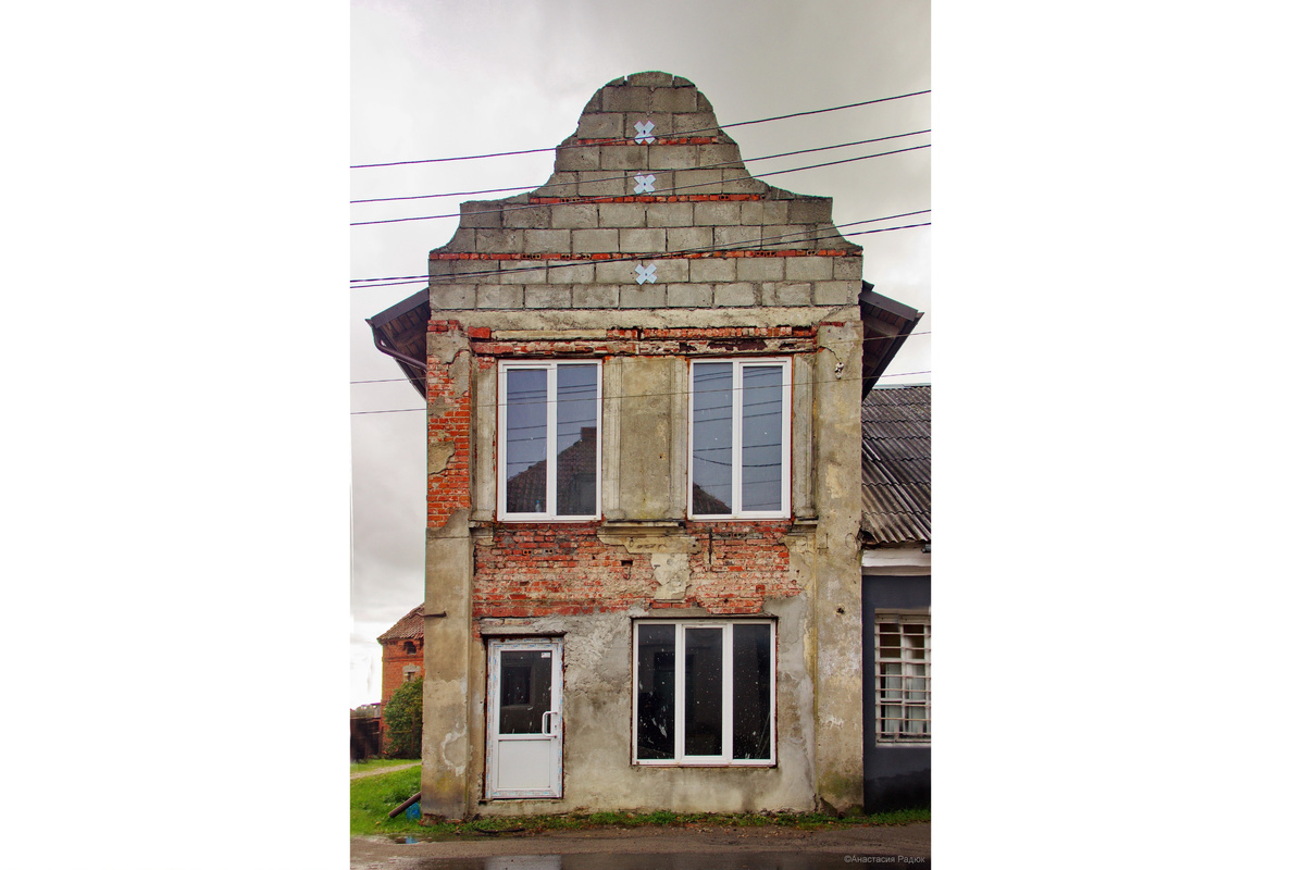 Здание бывшего магазина в октябре 2021 года