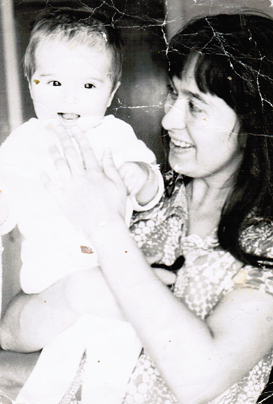 Мамочка моя со мной. 1976 год. Фото из архива автора. Листайте галерею. Там четыре снимка