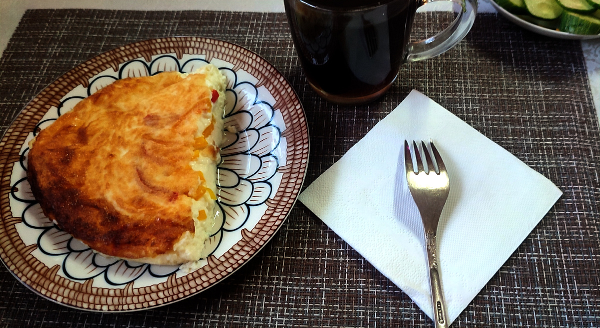 Омлет воздушный, но при этом имеет "плотную" консистенцию (нет отслоения жидкости) . 