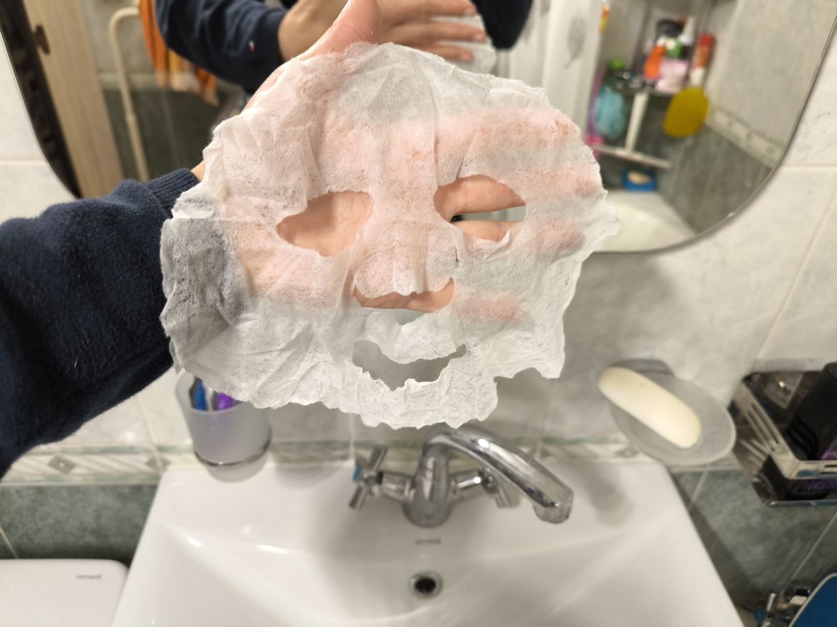 после использования одноразовых тканевых масок не выкидываю саму тканевую основу, а мою, сушу и потом использую повторно