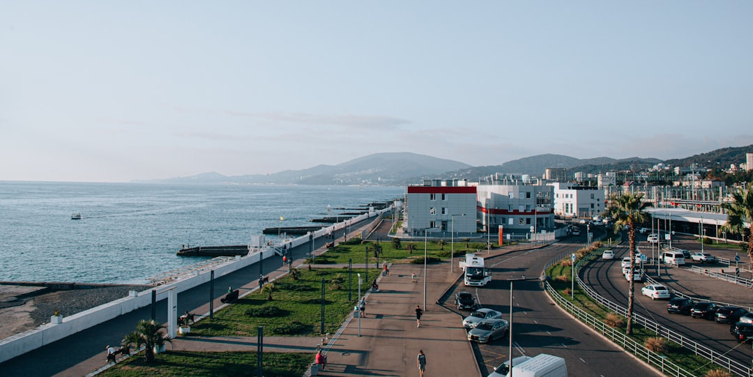    Краснодарский край лидирует в туризме: миллионы гостей, новые отели и... мазутные пляжи? 🌞