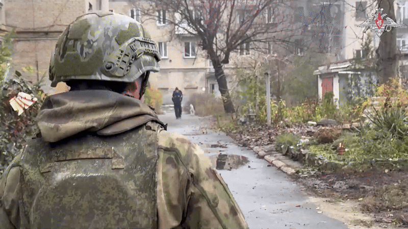    Русские войска продолжают оказывать необходимую помощь мирным жителям освобождённых районов Покровска. Видео с официального ТГ-канала Минобороны