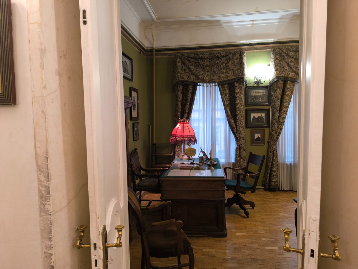 Дом-музей М.Н. Ермоловой. У входа в кабинет Н.П. Шубинского.