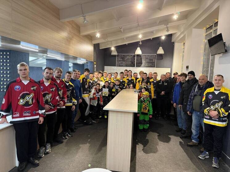     на стадионе «Строитель» хоккейный клуб «Мурман» встретился с болельщиками. фото: телеграм-канал ХК «Мурмана».