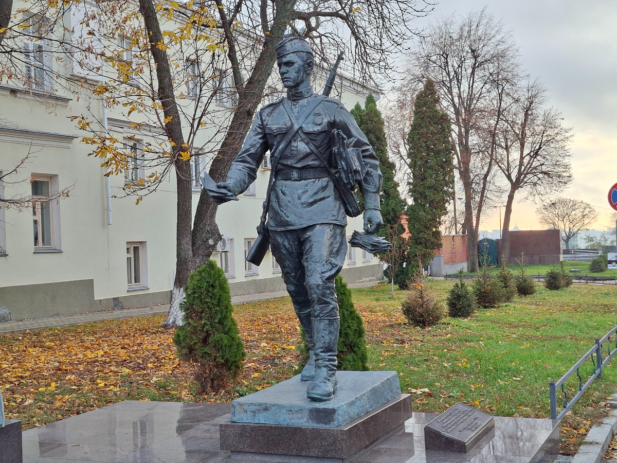 фото автора  памятник  военному почтальону
