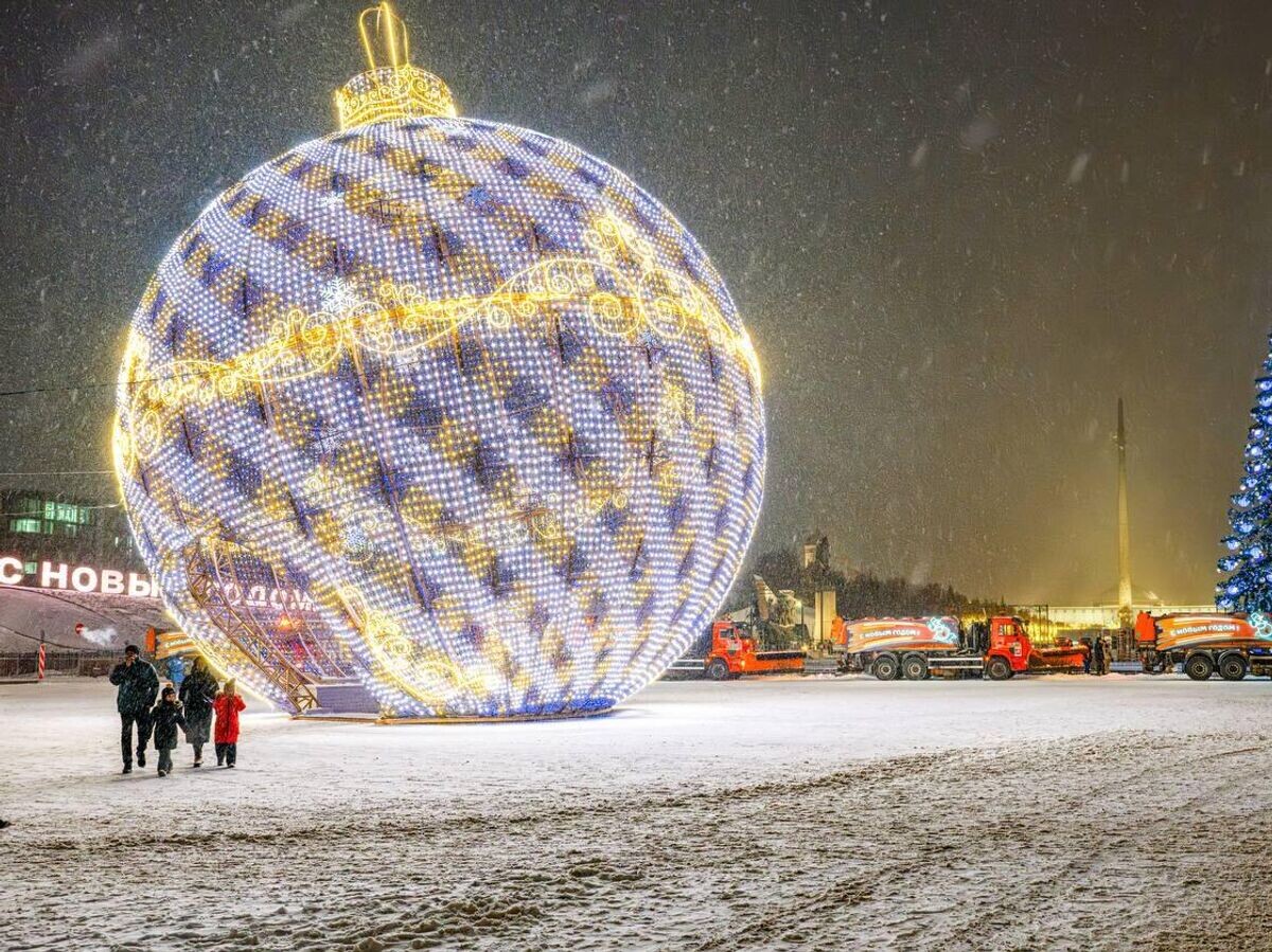    Завершен монтаж 20-метрового новогоднего шара на Поклонной горе | © Фото : пресс-служба комплекса городского хозяйства Москвы