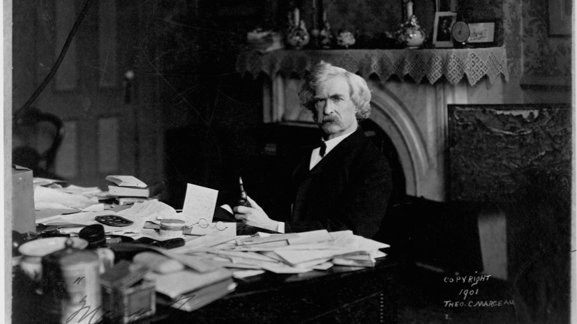     Марк Твен (настоящее имя — Сэмюэл Лэнгхорн Клеменс) родился 30 ноября 1835 года в посёлке Флорида, штат Миссури (США). Вскоре после его рождения семья переехала в Ханнибал, где прошла юность писателя. В детстве Твен мечтал стать моряком Gettyimages.ru Library of Congress/Corbis/VCG