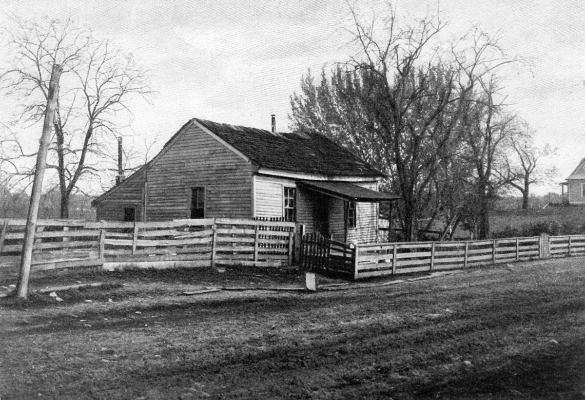    Семья Твена была небогатой, а после смерти отца в 1847 году финансовое положение существенно ухудшилось. Тогда будущему писателю пришлось бросить школу и устроиться на работу в типографию. На фото: дом, в котором родился Марк Твен / Gettyimages.ru / Culture Club