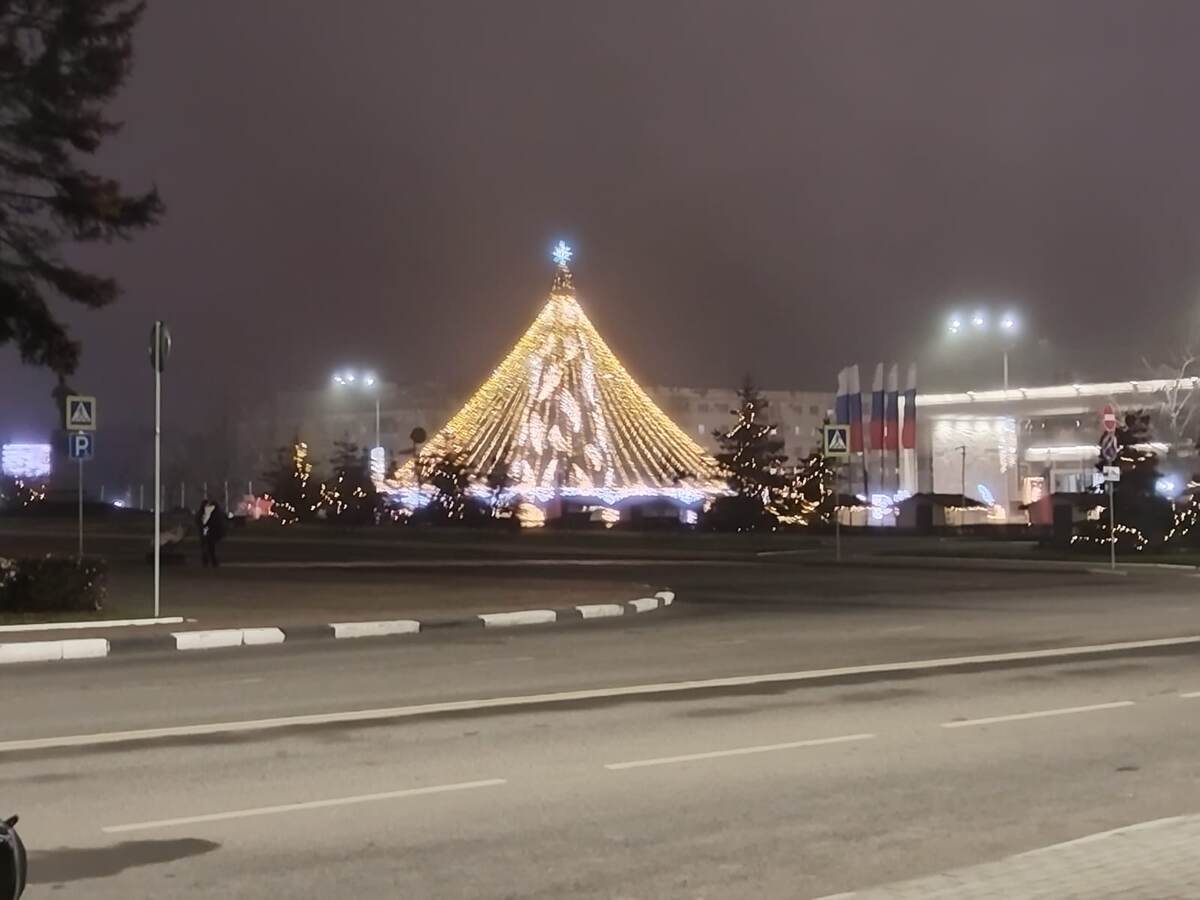 Немного новогоднего настроения с площади Ленина