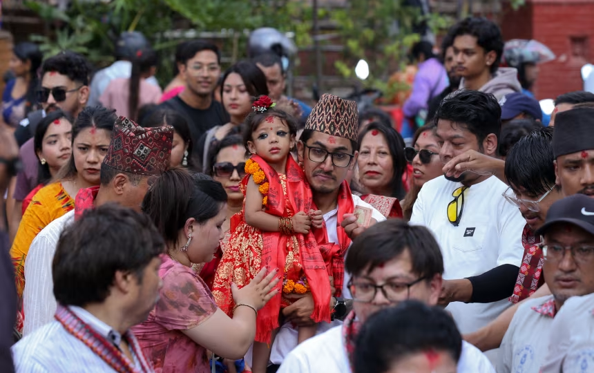 Как живут живые богини Непала, которым нельзя наступать на землю