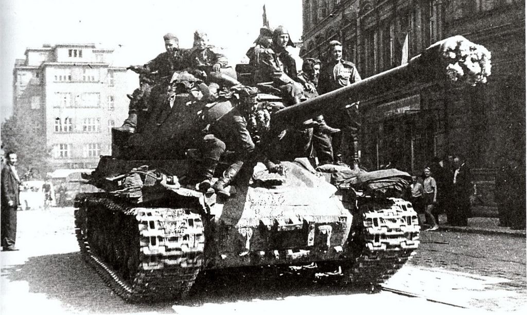 Советский танк ИС-2 при освобождении Праги