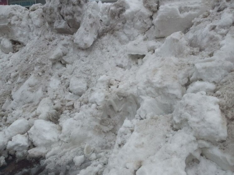     Следует также обратить внимание на своевременную обработку территорий противогололёдными материалами. Фото: Архив МК в Великом Новгороде