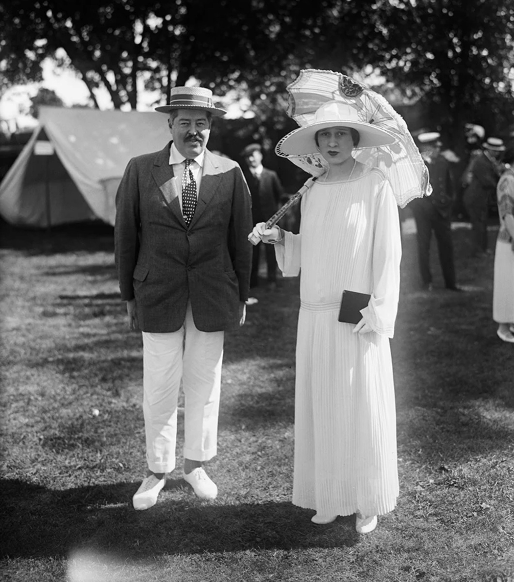 Отец Глории Реджинальд с невестой Глорией Морган