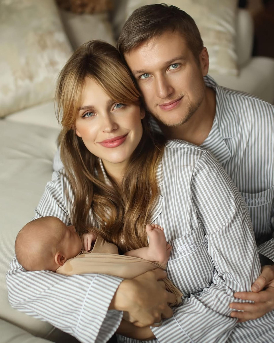     Елена Дудина с семьёй. Фото: Инстаграм (запрещён в РФ) @elena_dudina_official