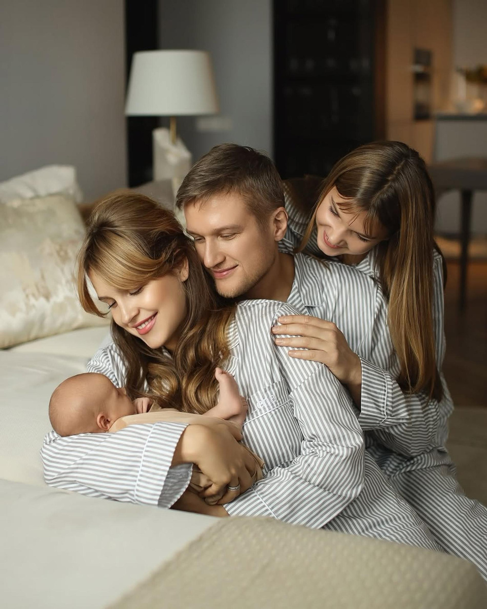     Елена Дудина с семьёй. Фото: Инстаграм (запрещён в РФ) @elena_dudina_official