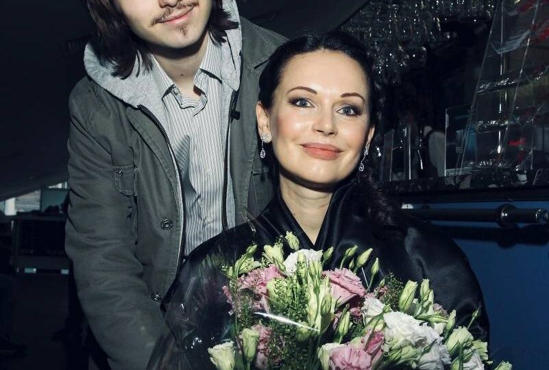 На День матери Андрюша мне принёс белую орхидею🤍