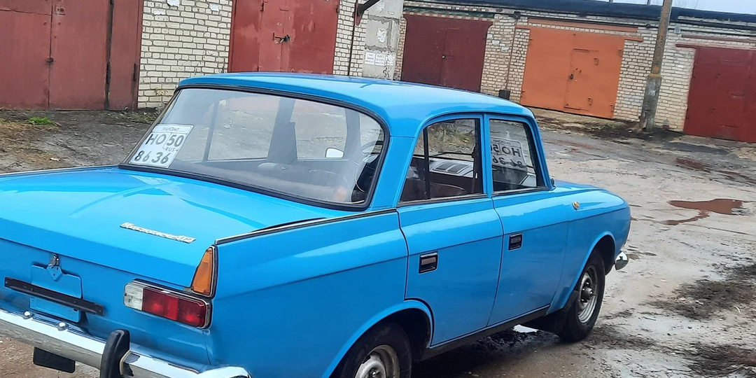 Сказки о том, что советские машины гнили за год: нашёл в дедовском гараже «Москвич-412», который завелся с пол-оборота. Что с ним не так?