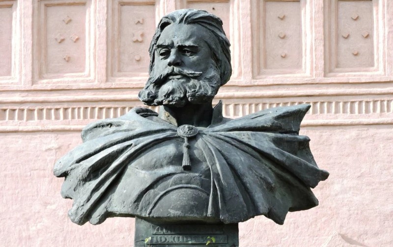 Памятник Пожарскому в Суздале перед стенами Спасо-Евфимиева монастыря.