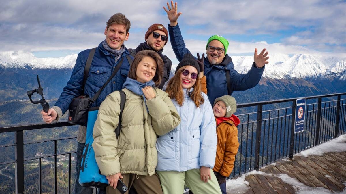    Экологи Алексей Чистопашин, Андрей Скрыпник, Роман Саблин, Мария Сморыгина, Светлана Ковалевская и Гоша Сморыгин на Розе Пик / Фото: Виктория Филатова