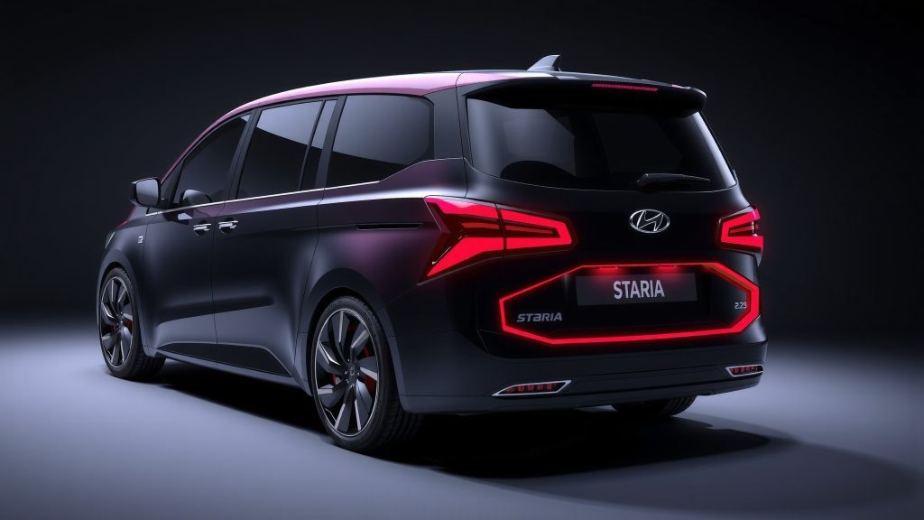    Как Hyundai Staria 2.2 дизель базовая 2025 футуристичный минивэн выглядит странно?
