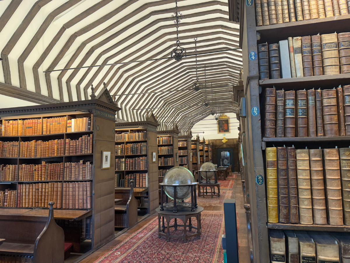 Библиотека одного из оксфордских колледжей. Фотография из личного архива. 