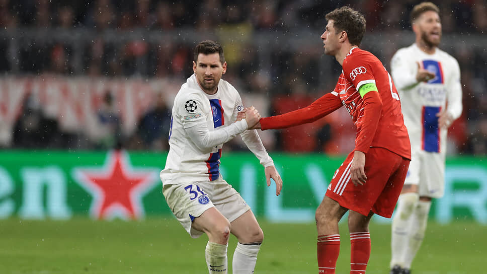 Лионель Месси и Томас Мюллер во время встречи «Баварии» с ПСЖ в 2023 году.📷Фото: Jonathan Moscrop / Getty Images