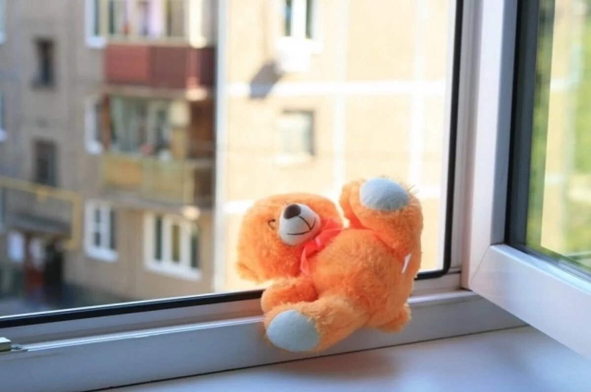    В Уфе спасли ребенка, игравшего на подоконнике пятого этажа