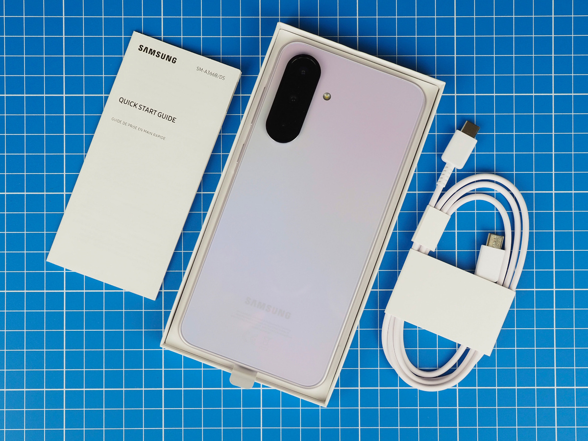 Комплект у Galaxy A36 практически пустой — кабель да бумажка