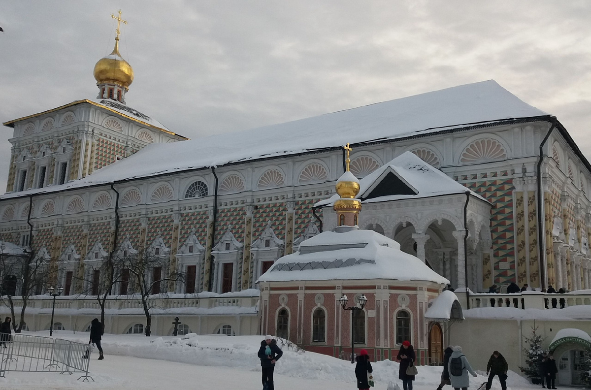 Свято-Троицкая Сергиева лавра. Трапезная палата с церковью Сергия Радонежского и Михеевская церковь - в одном кадре. Фото из личного архива автора