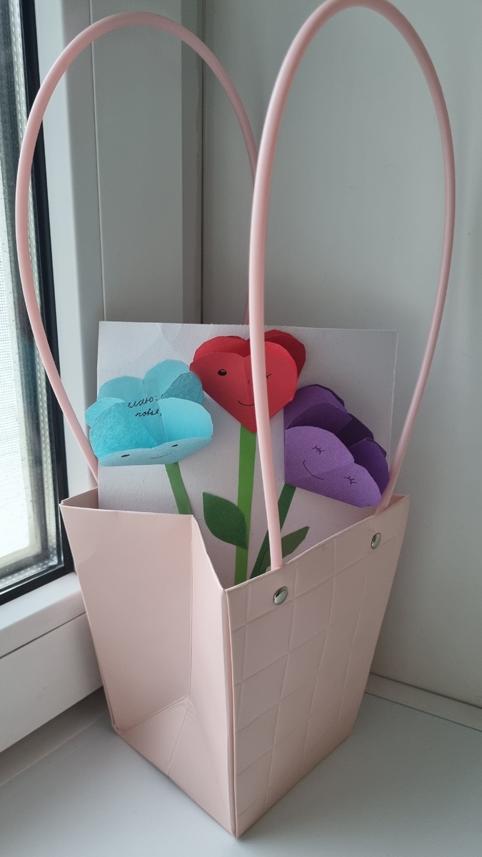 Дочь привезла часть подарка, а вторая часть осталась дома. На любой праздник она желает мне улыбаться, и я изо всех сил стараюсь не подводить ее)