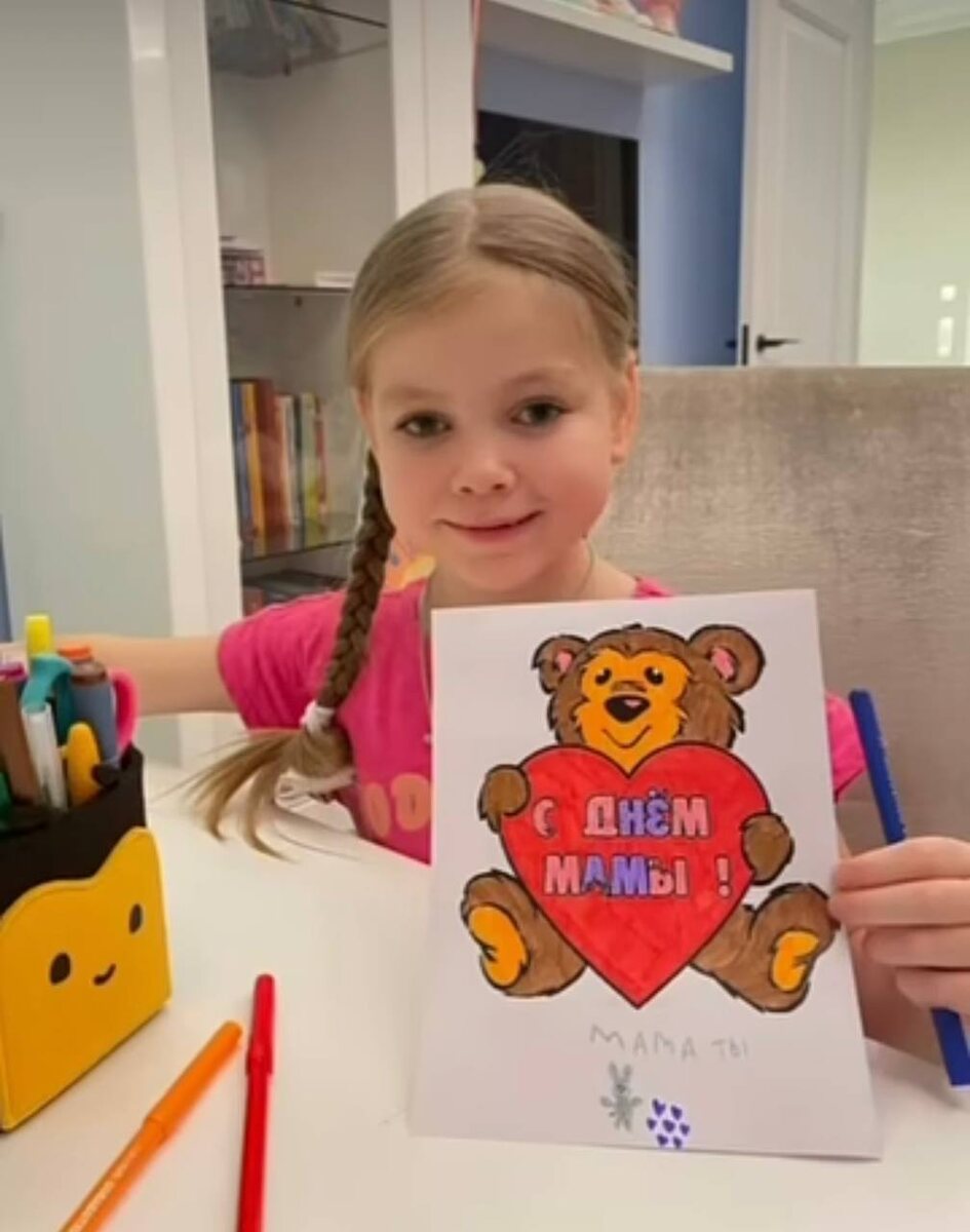 Дочь Леры Кудрявцевой нарисовала маме открытку. Фото: соцсети