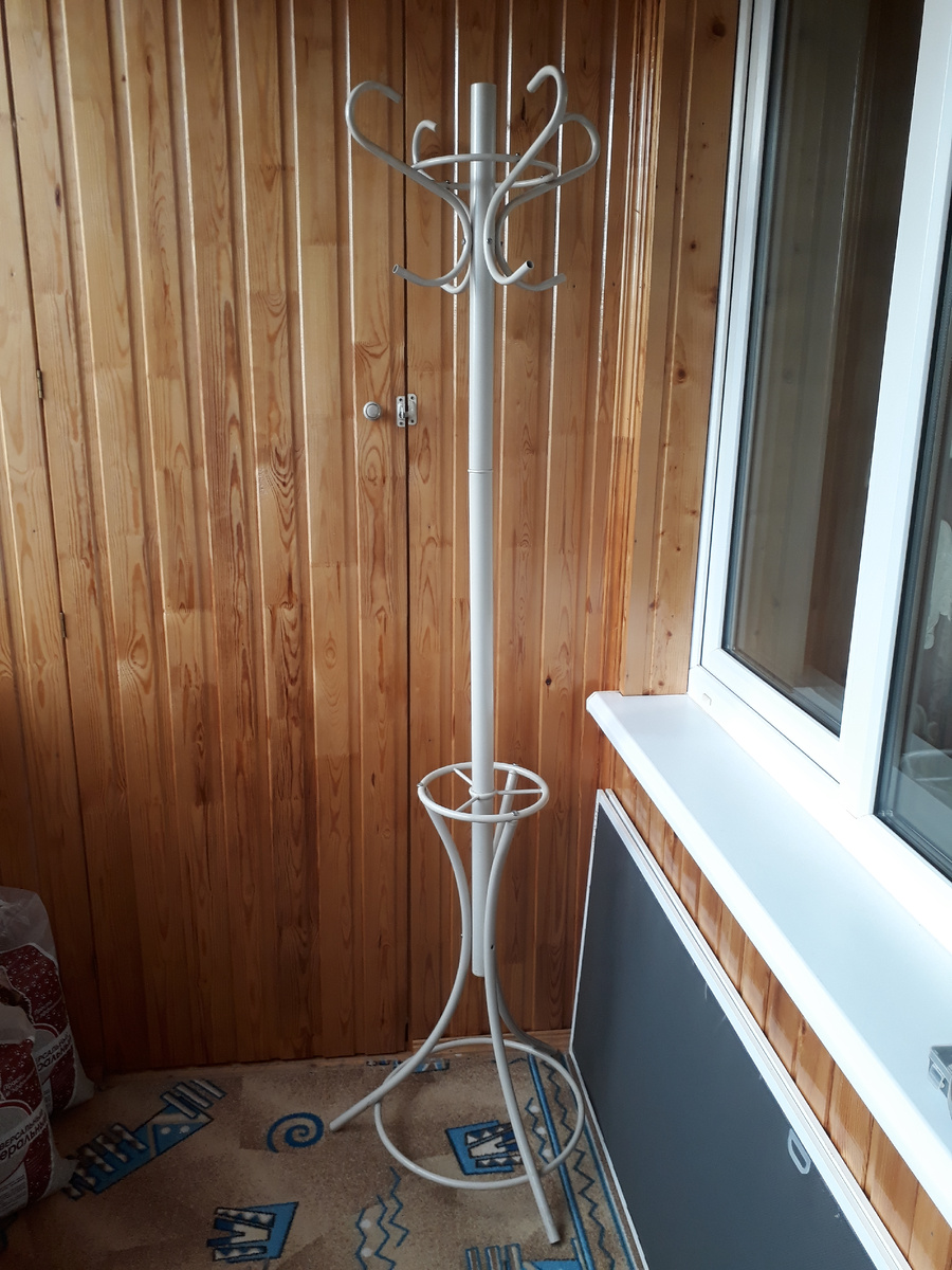 Фото автора. Напольная металлическая вешалка.