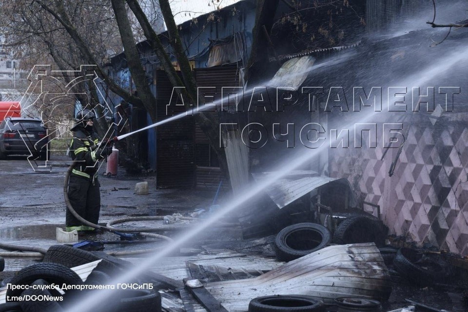    Огнеборцы потушили пожар в здании автосервиса на севере Москвы. Фото: пресс-служба Департамента ГОЧСиПБ Москвы
