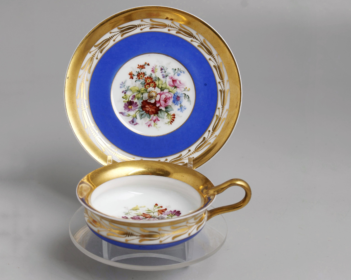 Кофейная пара, фабрика Гарднера в Москве, 1840-1860-е годы. Фарфор, живопись, золото. Высота чашки 4 см, диаметр блюдца 12 см. Состояние отличное, без сколов и трещин. Продано за 60 тысяч рублей