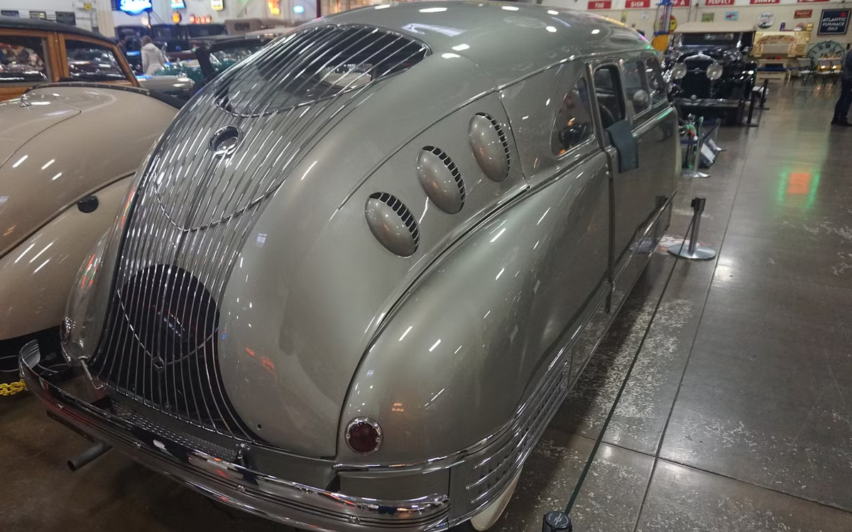 Первый в мире минивэн с двигателем V8, установленным сзади